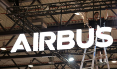 Le logo d'Airbus lors du Salon international de l'aéronautique (ILA) à l'aéroport de Schönefeld