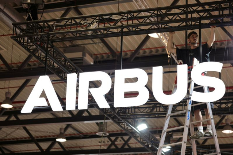 Le logo d'Airbus lors du Salon international de l'aéronautique (ILA) à l'aéroport de Schönefeld