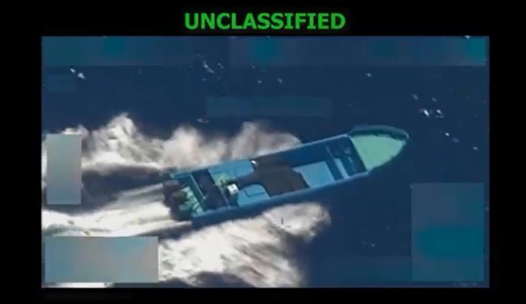 Photo diffusée par le Pentagone présentant selon cette source une attaque contre un bateau de narcotrafiquants dans le Pacifique, le 21 octobre 2025. ( US Secretary of Defense Pete Hegseth's X Account / HANDOUT )