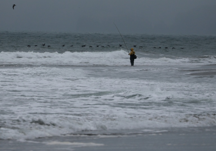 Un pêcheur au bord de l'océan Pacifique, le 30 juillet 2025 à San Francisco (Californie) ( GETTY IMAGES NORTH AMERICA / JUSTIN SULLIVAN )