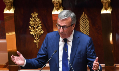 Philippe Vigier, député MoDem, a indiqué que son groupe envisager de déposer un amendement  au projet de réforme des retraites pour augmenter la durée hebdomadaire de travail d'une demi-heure.  ( AFP / ALAIN JOCARD )