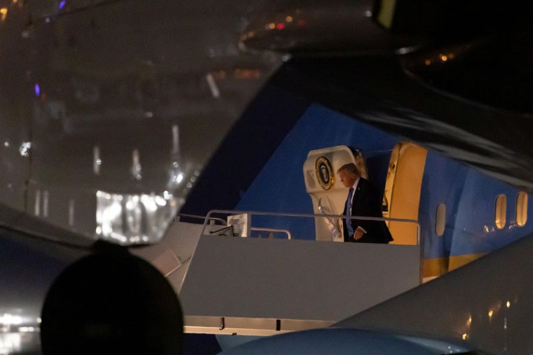 Le président américain Donald Trump descend d'Air Force One après son retour anticipé du sommet des dirigeants du G7 au Canada, à la base militaire conjointe Andrews