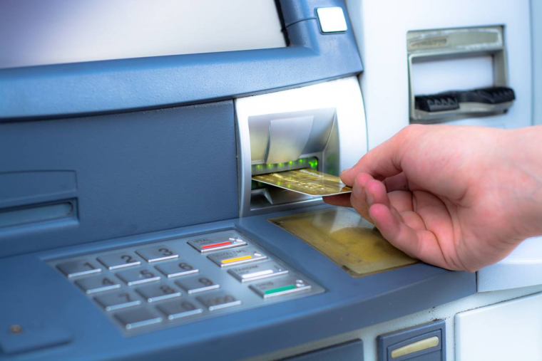 La hausse des tarifs bancaires contenue -iStock-ilkaydede