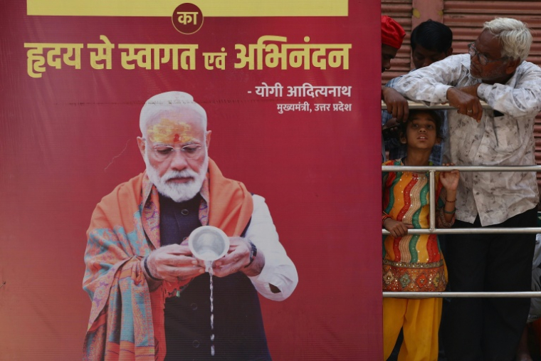 Le Premier ministre indien Narendra Modi, représenté sur une affiche à Varanasi, lors d'une visite dans ce haut lieu de l'hindouisme dans le nord-est de l'Inde, le 29 avril 2026 ( AFP / Niharika KULKARNI )