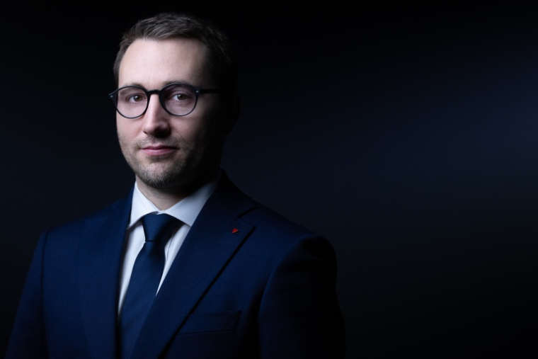 Le député LFI Antoine Leaument, pose le 16 janvier 2026 à Paris  ( AFP / JOEL SAGET )