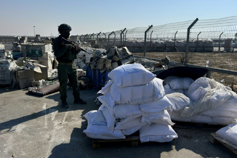 De l'aide humanitaire entreposée au poste-frontalier de Kerem Shalom attend d'être distribuée dans la bande de Gaza, le 27 juillet 2025. Photo prise lors d'une visite organisée par l'armée israélienne ( AFP / Carlos REYES )