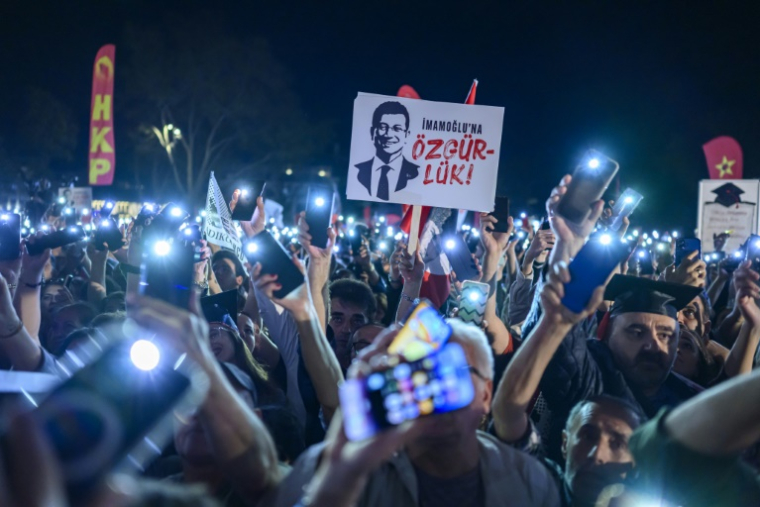 Nouvelle manifestation de l'opposition à Istanbul, le 7 mai 2025 ( AFP / Yasin AKGUL )