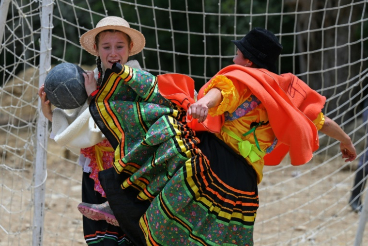 Des particpantes au tournoi annuel de football féminin "Botte, poncho et chapeau" à Jenesano, le 18 août 2025 en Colombie ( AFP / Luis ACOSTA )