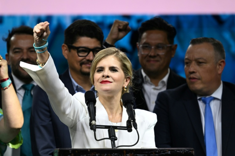 La candidate du Parti Peuple Souverain, Laura Fernandez, fait un geste en direction de ses partisans lors de son discours de victoire après l'annonce des résultats de l'élection présidentielle à San José, le 1er février 2026 ( AFP / MARVIN RECINOS )
