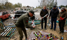 Des personnes rendent hommage aux victimes de frappes russes dans la région de Kharkiv, en Ukraine