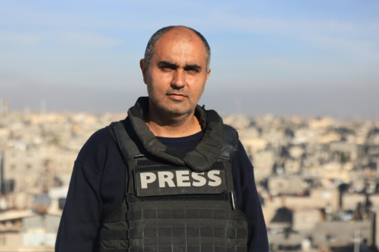 Youssef Hassouna, journaliste vidéo de l'AFP, photographié ici en janvier 2024, explique que sa principale difficulté est d'accéder à la nourriture pour lui et sa famille ( AFP / Mahmud Hams )