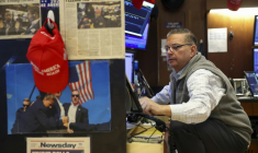 Un opérateur à la Bourse de New York le 22 avril 2026 ( AFP / ANGELA WEISS )