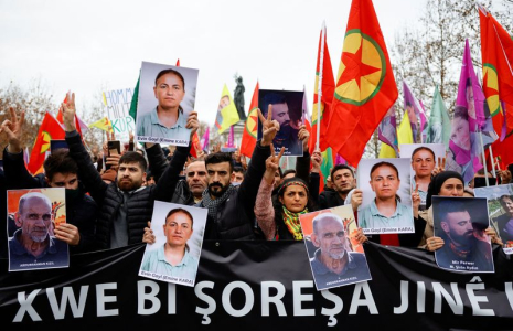 Un rassemblement de la communauté kurde place de la République, à Paris