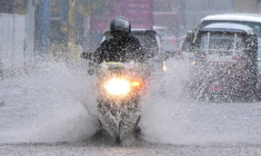 Une rue inondée, alors que la pluie a repris, à Colombo le 5 décembre 2025  ( AFP / Ishara S. KODIKARA )