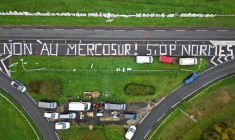 Les syndicats agricoles français manifestent contre l'accord du Mercosur près d'Angoulême