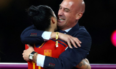 L'ancien président de la Fédération Royale Espagnole de Football Luis Rubiales avec l'Espagnole Jennifer Hermoso