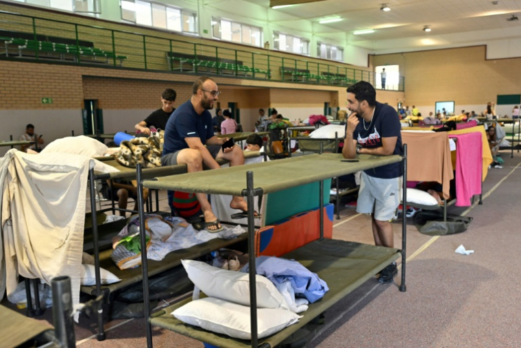 Des personnes évacuées en raison des incendies hébergées dans un gymnase à Villamanta, près de Madrid, le 26 juillet 2025  ( AFP / JAVIER SORIANO )