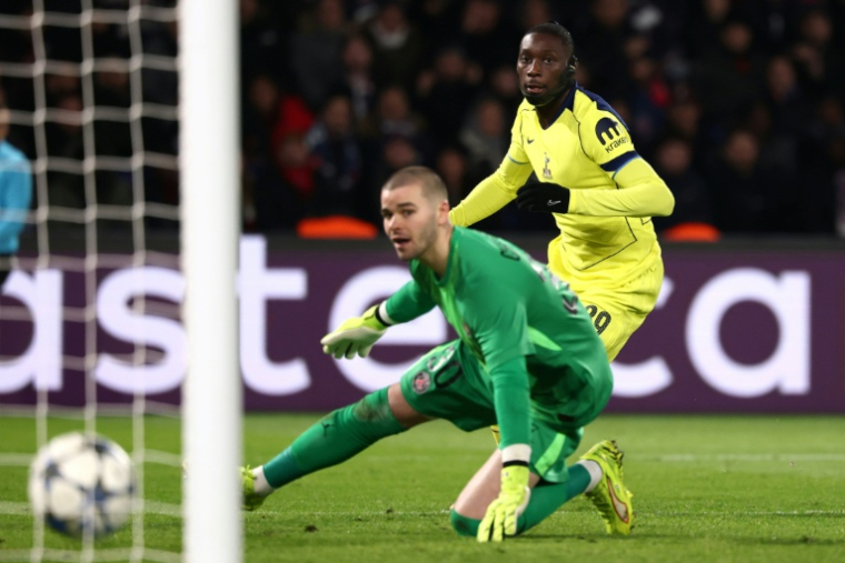 L'attaquant prêté par le PSG à Tottenham Randal Kolo Muani trompe le gardien parisien Lucas Chevalier lors d'un match de Ligue des champions, le 26 novembre 2025 au Parc des Princes ( AFP / FRANCK FIFE )