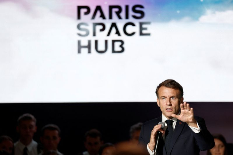 Emmanuel Macron au stand Paris Space Hub au salon du Bourget