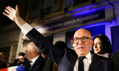 Éric Ciotti, président du groupe parlementaire UDR et candidat à la mairie de Nice pour l'Union de la droite et le Rassemblement national (RN), salue des partisans à son arrivée au QG de campagne à l'issue du 2e tour des municipales à Nice, le 22 mars 2026 dans les Alpes-Maritimes ( AFP / Valery HACHE )