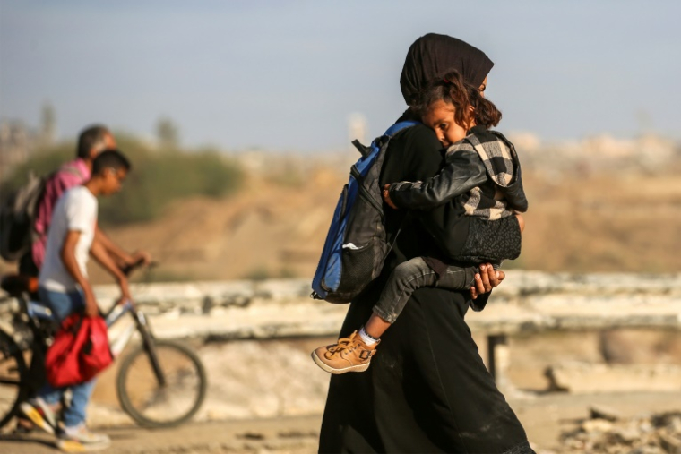 Des Palestiniens marchent le long de la route côtière dans le centre de la bande de Gaza en direction de la ville de Gaza, dans le nord, le 11 octobre 2025 ( AFP / Eyad BABA )