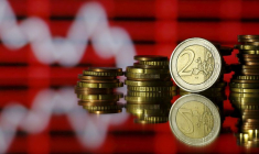 Des pièces en euros sont visibles devant un stock affiché