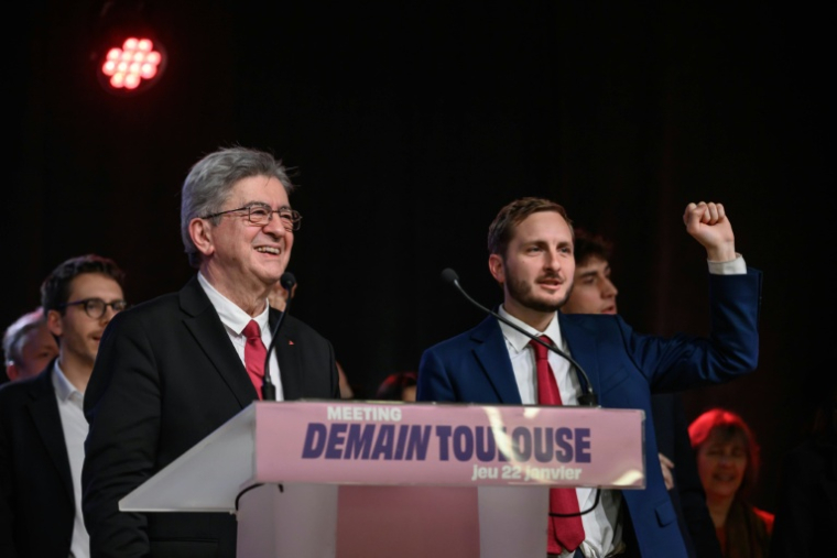 Jean-Luc Mélenchon, leader de LFI, et François Piquemal, député LFI - NFP et candidat de la liste Demain Toulouse aux élections municipale, slors d'un meeting à Toulouse, le 22 janvier 2026 ( AFP / Ed JONES )