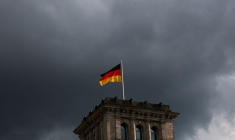 Un drapeau allemand flotte au sommet du bâtiment du Reichstag