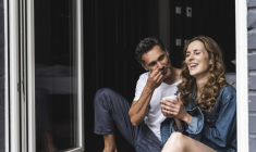 À partir de septembre 2025, le taux individualisé devient la règle pour les couples, afin de répartir plus équitablement l’impôt selon les revenus de chacun. ( crédit photo : Getty Images/Westend61 )