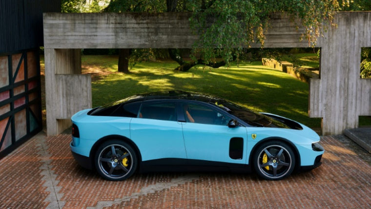 Photo diffusée à la presse du premier modèle de voiture électrique de Ferrari, "Luce" signifiant "lumière" en français, qui a été dévoilé à Rome le 25 mai 2026.  ( FERRARI PRESS OFFICE / Handout )