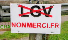 Panneau d'opposition au projet de ligne à grande vitesse du Sud-Ouest le 11 novembre 2024 à Saint-Jory  ( AFP / Idriss BIGOU-GILLES )
