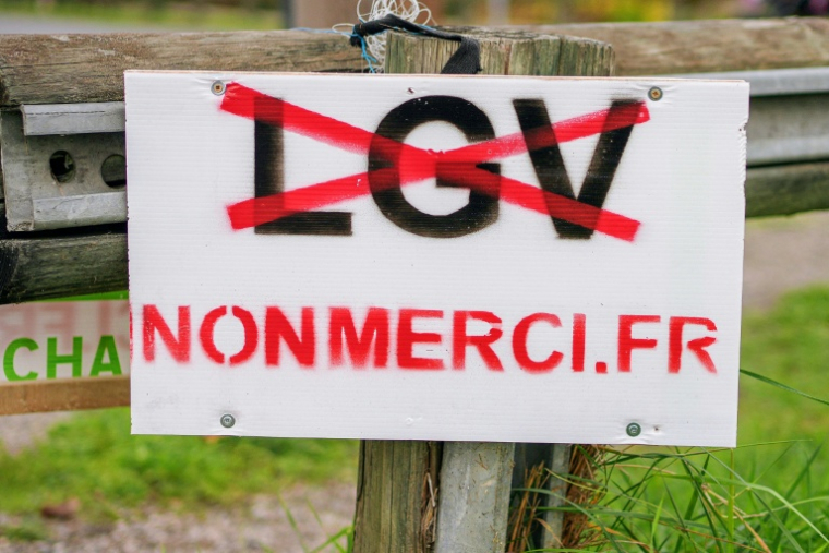 Panneau s'opposant au projet de ligne à grande vitesse (LGV) dans le Sud-Ouest de la France à Saint-Jory le 11 novembre 2024 ( AFP / Idriss BIGOU-GILLES )