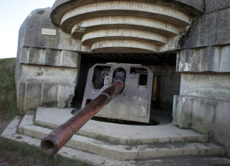 Une batterie d'artillerie de la Wehrmacht, l'armée allemande de la Seconde Guerre mondiale, à Longues-sur-Mer, le 26 février 2014 en Normandie ( AFP / CHARLY TRIBALLEAU )