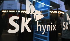 Le logo de SK hynix projeté sur une paroi de verre lors du World IT Show à Séoul, le 22 avril 2026 ( AFP / Jung Yeon-je )