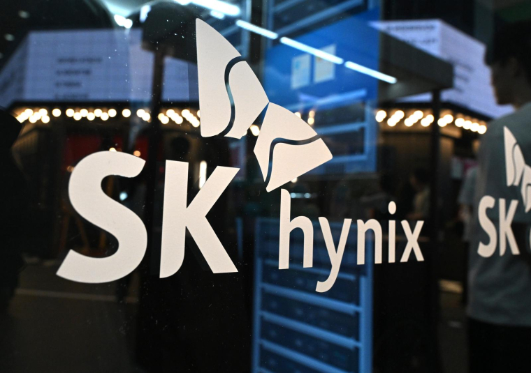 Le logo de SK hynix projeté sur une paroi de verre lors du World IT Show à Séoul, le 22 avril 2026 ( AFP / Jung Yeon-je )