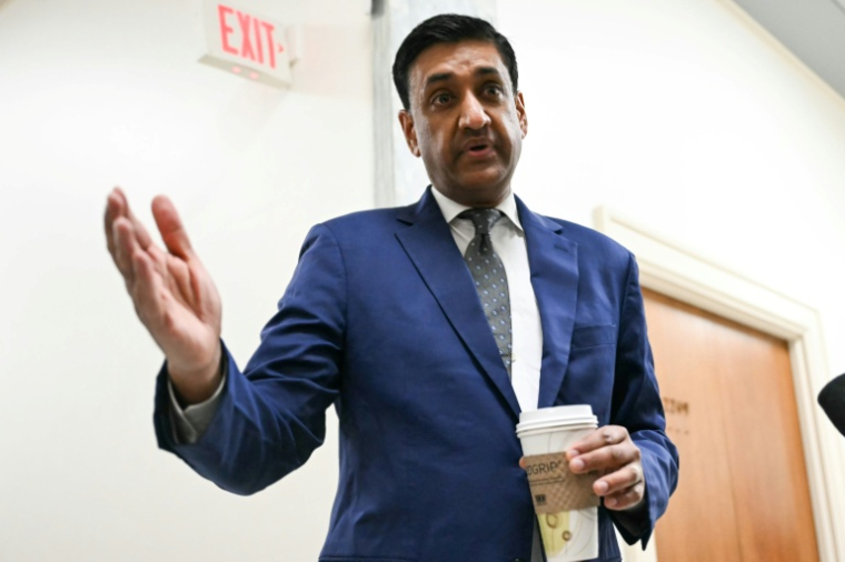 L'élu démocrate Ro Khanna, membre de la commission des enquêtes de la Chambre des représentants américaine, avant une audition à huis clos en visioconférence avec Ghislaine Maxwell, au Capitole à Washington le 9 février 2026 ( AFP / ANDREW CABALLERO-REYNOLDS )