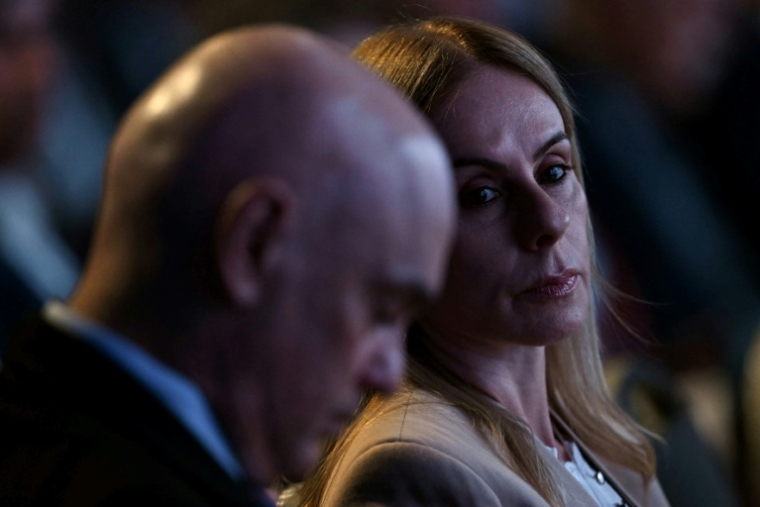 Le juge à la Cour suprême du Brésil Alexandre de Moraes (g) et son épouse Viviane Barci de Moraes, à Rio de Janeiro, le 22 août 2025 ( AFP / Mauro PIMENTEL )
