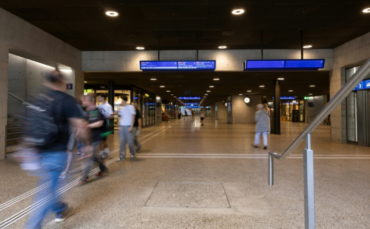 Des usagers empruntent un passage souterrain dans une gare de Winterthur, près de Zurich, où un homme a blessé trois personnes avec une arme blanche le 28 mai 2026 ( AFP / ARND WIEGMANN )