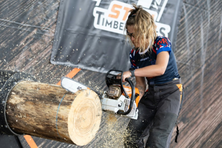 Une compétitrice au championnat de France de bûcheronnage sportif, à Sarrebourg, le 3 août 2025 ( AFP / ROMEO BOETZLE )