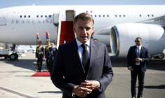 Le président français Emmanuel Macron s'adresse à la presse à son arrivée à Charm El-Cheikh, en Egypte, pour le sommet sur Gaza, le 13 octobre 2025 ( POOL / Yoan VALAT )