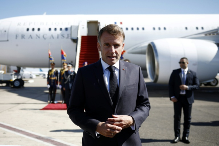 Le président français Emmanuel Macron s'adresse à la presse à son arrivée à Charm El-Cheikh, en Egypte, pour le sommet sur Gaza, le 13 octobre 2025 ( POOL / Yoan VALAT )
