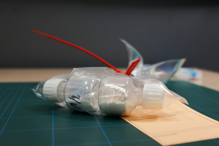 Des petites doses de cocaïne retrouvées par les douanes dans la valise d'un passager à l'aéroport de Roissy-Charles-de-Gaulle, au nord de Paris, le 21 mars 2025 ( AFP / Thibaud MORITZ )