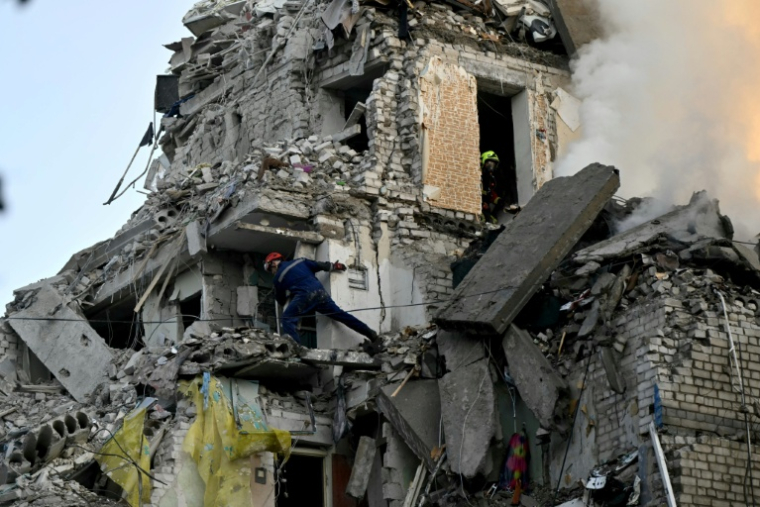 Un immeuble résidentiel détruit à Kiev, le 2 juillet 2026 ( AFP / Genya SAVILOV )