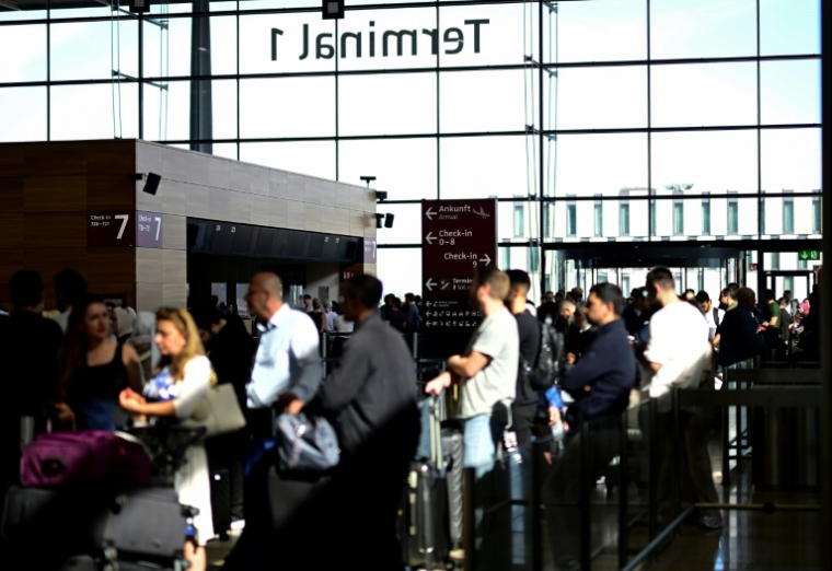 Des passagers attendent de longues heures avant d'embarquer au Terminal 1 de l'aéroport Berlin Brandenburg BER Willy-Brandt, à Schoenefeld, près de Berlin, le 20 septembre 2025, suite à une cyberattaque qui a perturbé plusieurs aéroports européens ( AFP / Tobias SCHWARZ )