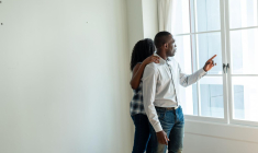 Un mauvais DPE, des défauts d’entretien ou des documents manquants peuvent faire baisser le prix de vente d’un logement de plusieurs milliers d’euros ( Shutterstock )