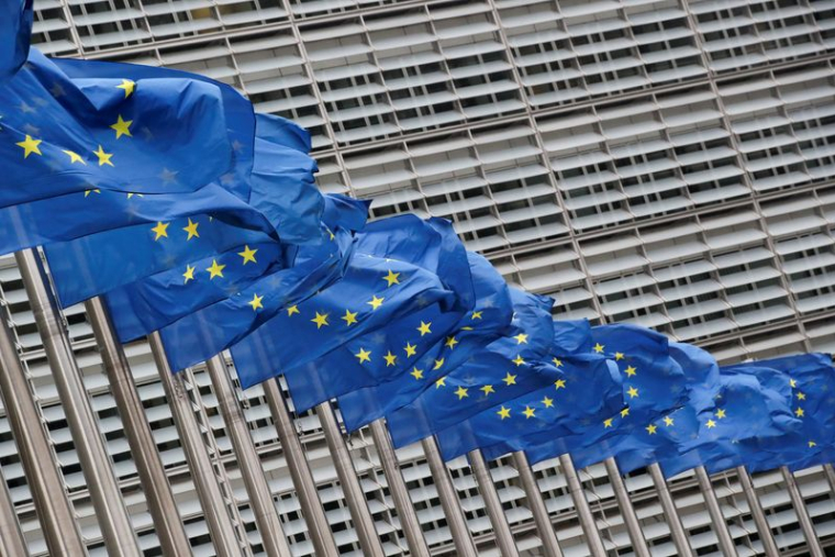 Des drapeaux flottent devant la Commission européenne à Bruxelles