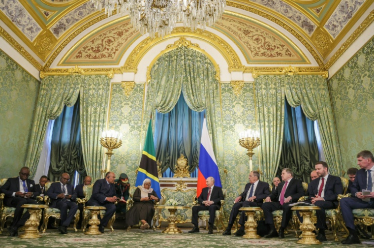 Le président russe Vladimir Poutine et la présidente tanzanienne Samia Suluhu Hassan au Kremlin, le 3 juin 2026 à Moscou ( POOL / Ramil Sitdikov )