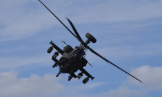 Un hélicoptère AH-64E, en vol de démonstration, en 2018 (illustration) ( AFP / JUNG YEON-JE )