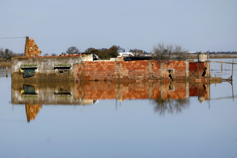 Maisons touchées par les inondations qui ont frappé le nord et l'ouest du Maroc, dans la région de Kénitra, le 20 février 2026 ( AFP / Abdel Majid BZIOUAT )