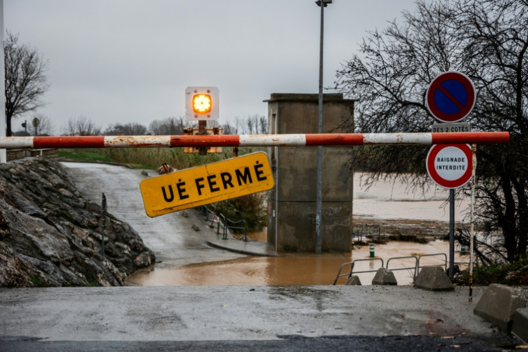 Une route fermée à cause des inondations, à Rivesaltes, le 26 décembre 2025 ( AFP / Jean-Christophe MILHET )